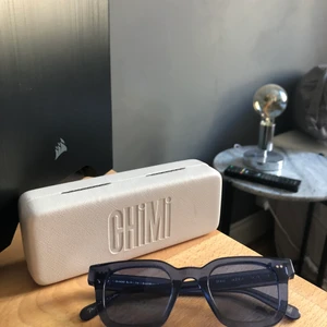 Chimi eyewear 004 Acai - Hej! Jag vill sälja ett par i princip helt nya Chimi solglasögon. Dem är använda bara ett fåtal gånger. Box och tygpåsen följer med. Dem är slutsålda överallt. Budgivning ifrån 700kr 