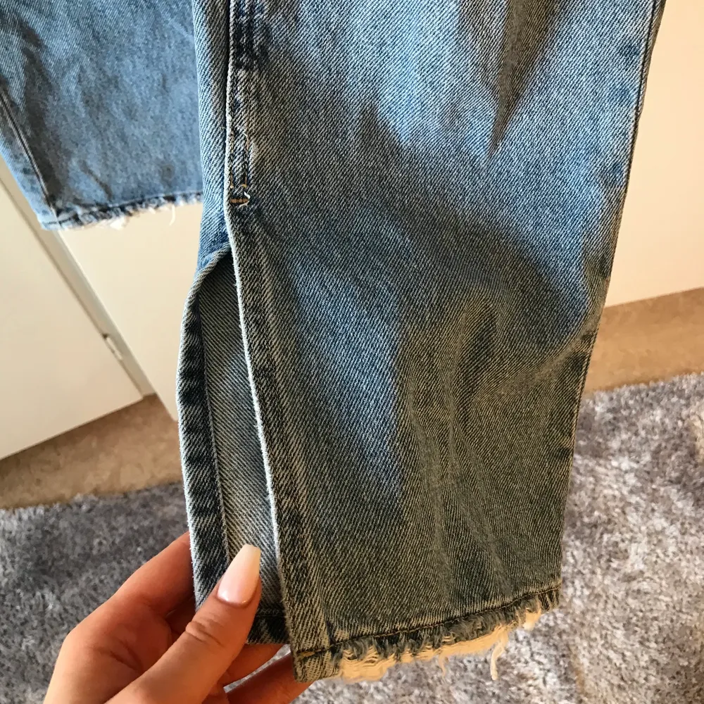 Supersnygga jeans från HM som är högmidjade med bredare byxben samt slits vid slutet. Knappt använda då de inte längre passar.. Jeans & Byxor.