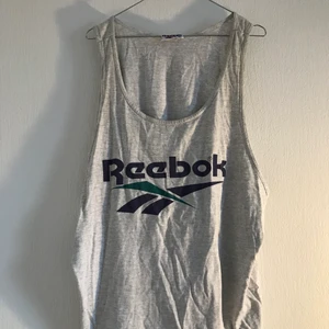 Reebok sport vintage BEYOND RETRO - oversized reebok linne L/XL. sport vintage från second hand