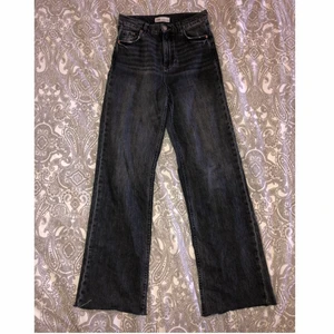 Zara jeans - Super snygga gråa jeans från zara, som tyvärr har blivit för små för mig. Passar till allt. Hämtas i Eskilstuna eller skickas (44kr) frakt