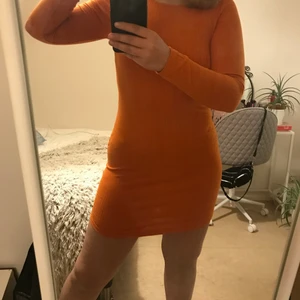 NLY TREND klänning storlek L - Säljer min orangea långärmade klänning från NELLY.com då den inte kommer till någon användning. Som nyskick på grund av de fe antal gånger den använts. Köpare står för frakt:)