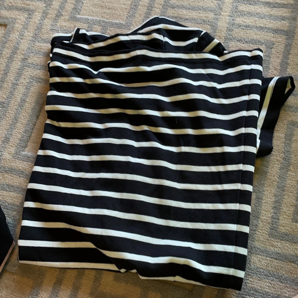 Kortärmad tröja från Kappahl. Knappt använd då det var fel storlek, superfint skick. T-shirts.