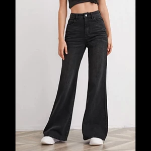 Jeans - Helt oanvända jeans! För stora för mig, brukar ha 38/40 i jeans utan stretch men dessa sitter som en 42a. Köparen står för frakt!