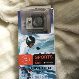 sport kamera - säljer min helt oanvända sportkamera som är vattentät. den är perfekt för sommaren då de går o filma och ta bilder. alla delar finns i lådan