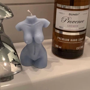 Women Body Shape Candle - Blå - Ljus i badrummet när man tar en varm kvälls dusch. Jätte vacker & mysig att ha i rummen. Innehåller: Stearin och paraffin. Observera, detta ljus är endast ett exempel på ljusen som säljs men denna färg finns tyvärr inte i lager. 2 för 45kr 