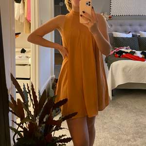 En orange klänning från Forever21 i storlek S, fint skick! Knappt använd.