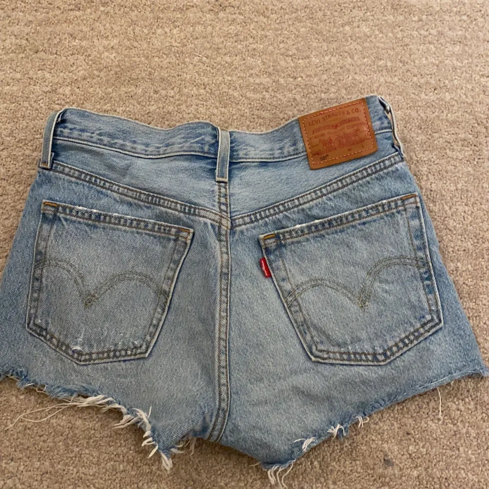 sååå snygga levis jeans shorts perfekt till sommaren! säljes då de inte längre kommer till användning:( storleken W26 men passar en med storlek XS S eller M. Shorts.