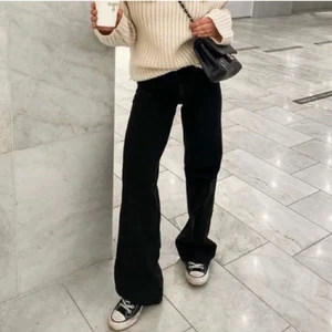 Svarta vida jeans - Säljer dessa svarta jeans från weekday i modellen ACE . Sjukt snygga men kommer inte till användning då jag har flera par 💓💓(lånade bilder)