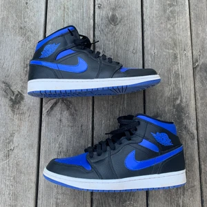 Jordans 1 mid hyper royal  - Väldigt bra skick, storlek 44. Ingen box medföljer tyvärr. Skriv till mig privat vid frågor. Startpris : 900kr