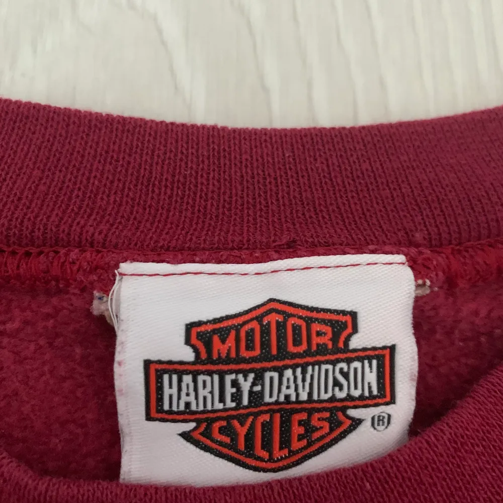 Skitsnygg Harley Davidson tröja, köpt från beyond retro och använd få gånger. Köpt för 300kr. budgivning startar på 250 och måste höjas med minst 10 kr.  Köp direkt för 400kr. Hoodies.
