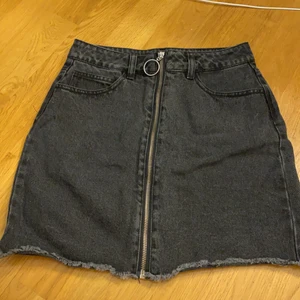 Jeans kjol - Säljer min fina kjol. Strl. 34. Super bra skick. Katt finns i hemmet. Frakt betalas av köparen. 