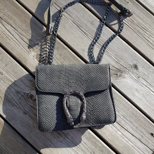 Snakeskin väska - Säljer nu min fina väska från NYPD , köptes förra våren . Den är i färdigt bra skick då den är sparsamt använd . Ifall du vill ha fler bilder eller frågor så skriv gärna privat💫💖( pris kan diskuteras vid snabba affärer)