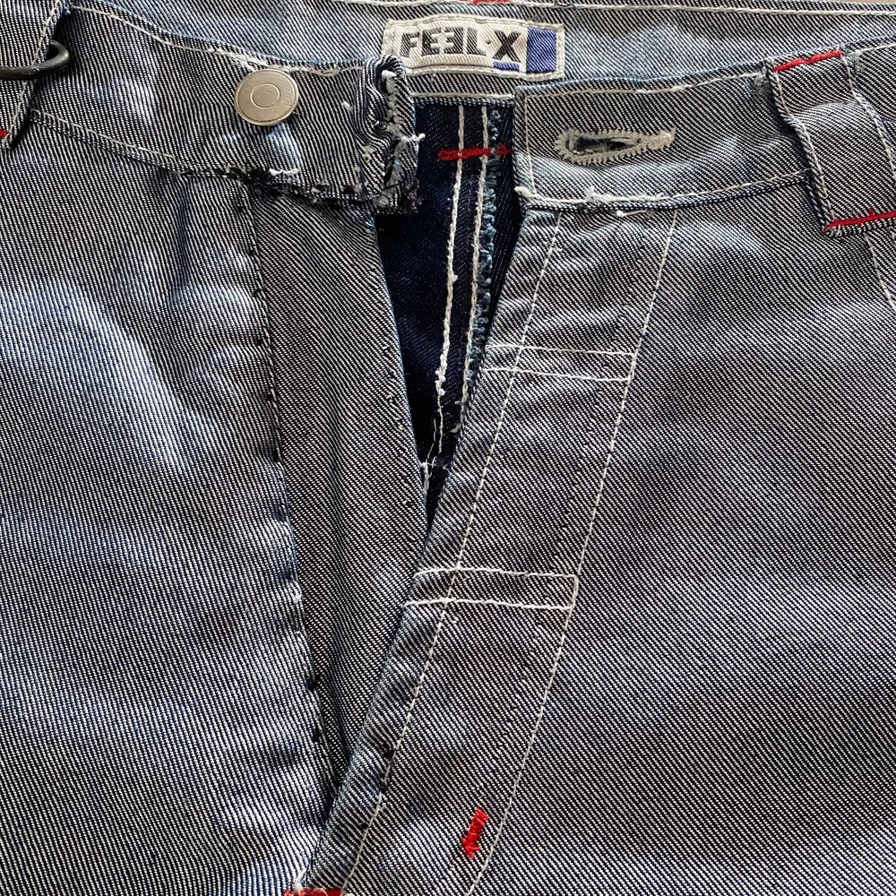 Sjukt snygga och balla jeans. Ett litet projekt för den heldige. Dragkjedjan saknas.(inte jag) storlek 170. 73cm i midjan. Jeans & Byxor.