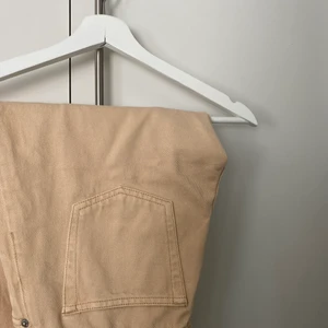 Beigea Vida Jeans - Superfina Jeans från monki i modellen YOKO! Aldrig använda, dvs nyskick. Säljer pga de är för korta i benen tyvärr.  Storlek 26 Nypris:400kr.   Säljer för 100kr+frakt 