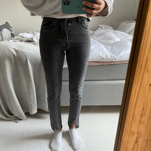 Gråa Jeans  - Gråa jeans från Twist and Tango med slits 
