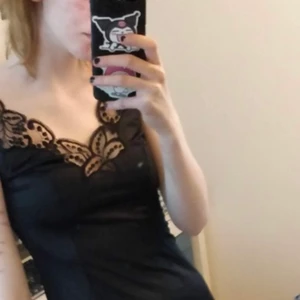 svart nattlinne/klänning - bagagnad svart klänning