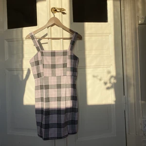 MINIKLÄNNING - Rutig miniklänning från HM som kan användas till så mycket!