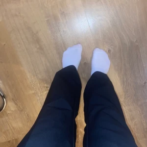 Kostymbyxor nakd - Helt nya svarta kostymbyxor från nakd, aldrig anvönda och därför i jättefint skick💕 strlk 34