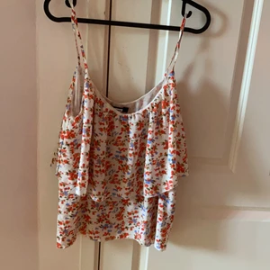 Blommig blus/line  - Super fint line/blus ifrån bik bok. Storlek S. 30kr eller bud! (Köparen står för frakten)