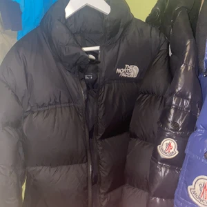 North face jacka dunjacka M - Använde jackan en vinter. Inget fel med den och jag säljer den för att den har blivit för liten. Säg ett rimligt pris så vi kan komma överens.