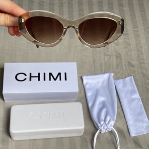 Helt nya CHIMI 09 i färgen ECRU  - Superfina solglasögon som går att använda året runt. Från CHIMI i modellen 09 och i färgen Ecru. Fick två likadana i present så dessa kommer ej till användning ✨. Finns kvar på hemsidan ifall ni vill få fler bilder och information om bågarna. Allt tillkommer som finns på bilden, två fodral, tygpåse och putsnäsduk. Nypris är 1100kr 💓