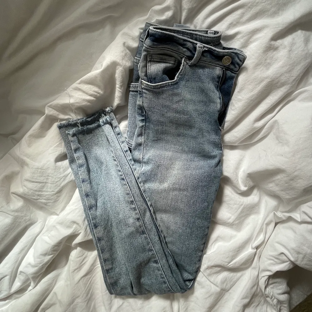 Jeans från bikbok i modellen ”higher f venice anke”. Jeans & Byxor.