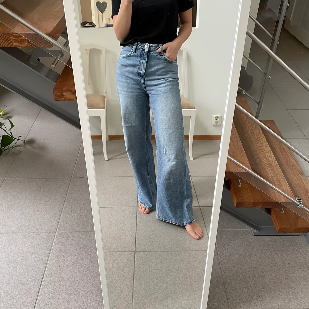 Supersköna jeans från Weekday i modell ACE! Väl använda men fortfarande i väldigt fint skick 🥳. Jeans & Byxor.