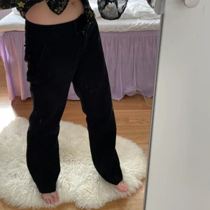 Manchester byxor - Manchesterbyxor från Lindex i storlek 38. Köpt secondhand men i fint skick🖤(bättre bild på byxorna finns på annonsen jämte !de beiga byxorna! då det är samma modell bara en annan färg) 