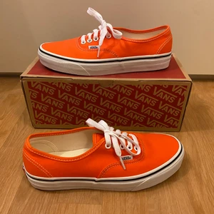 orange vans - orange äkta vans som är köpt för några år sen. Har glömt att jag har haft dem och de är ej min stil längre. Har aldrig använt heller. Säljer för 100kr + frakt som är 66kr