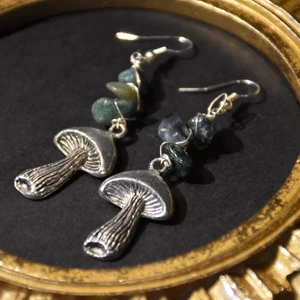 Örhängen svamp - Limited edition svamp örhängen med mossagat. Nickelfria krokar. 