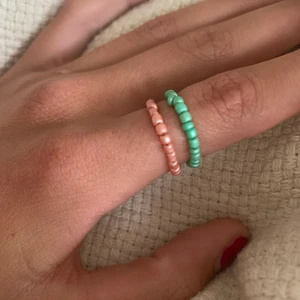 Enkel ring - En väldigt fin och enkel ring i vilken färg du önskar😚👍🏼Du kan designa din egen ring med färgerna på dom sista bilderna😝Fri frakt på beställningar över 80kr och följ oss även på instagram där vi har mer information em_smycken där också❤️Du väljer såklart storlek själv 