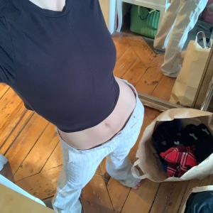 Croppad T-shirt med knyt i ryggen - T-shirt topp i tjockt material!