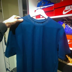 Acne Studios logo neck T-shirt  - Säljer nu min Acne Studios tröja! Köpte den förra sommaren på Herr Judit i Stockholm, den har dock tyvärr inte kommit till så mycket användning. Tröjan är i bra skick och har inga fläckar, hål eller liknande. Kör en budgivning från: 500kr köp nu för: 800kr SKRIV DM OM DU HAR NÅGRA FRÅGOR :)