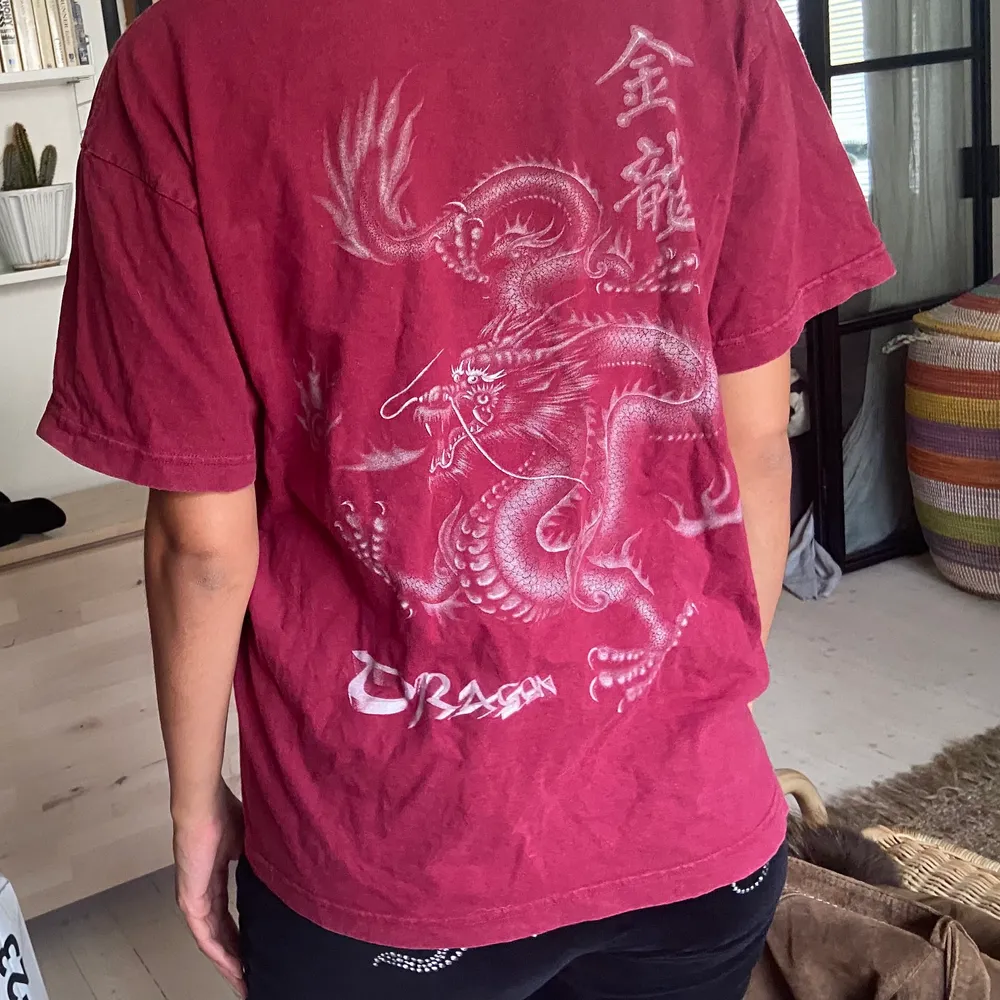 En vinröd T-shirt med draktryck! Använd men inga defekter. 🌞. T-shirts.