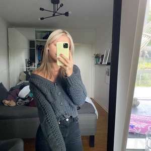 grå kofta - säljer denna gråa kofta från nelly! Köptes förra hösten men har inte kommit till användning, köparen står för frakten