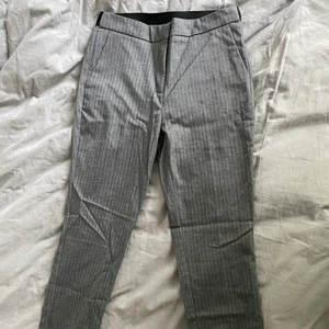 Kostymbyxor  - Kostymbyxorna är från zara och har stretch i midjan, dom är mid rise och sitter bra på. Byxorna är i bra skick och som nya🖤Skriv till mig om ni har frågor!