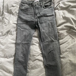 Grå zara jeans🖤 - Passformen är bra och byxorna är i bra skick. Passar för dom som är mellan 160-168cm långa. Hör av er om ni vill få svar på frågor!