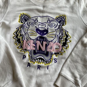 Kenzo tröja, stl S - Kenzo tröja som passar jätte bra till ett par blåa jeans! Säljer pga att den börjar bli förliten.