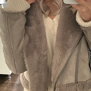 Grå ”mocha” material jacka - Jätte fin jacka jag köpte förra året som tyvärr inte kommit till användning!💗 skriv till mig för flera bilder