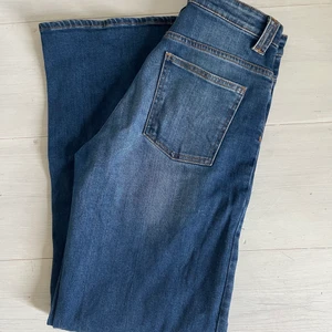 Vida Dagmar Jeans - Vida blåa jeans från Dagmar, knappt använda! Sitter bra/formar upp till och faller fint ner och hänger över skorna på dig som är upp till 170 skulle jag säga! Nypris cirka 1600kr. Storlek 36.         Givet pris eller bud💕