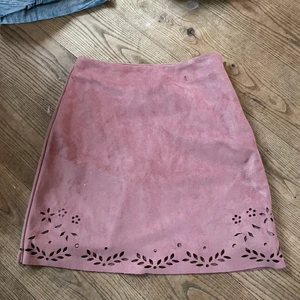 Rosa kjol strl 34 - Rosa kjol i mocka-liknande material. Aldrig använd, i storlek 34. Perfekt skick!