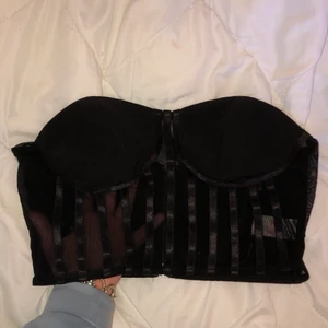 Sjukt fin korsett topp  - Använd typ två gånger men för liten nu, dragkedja där bak❤️