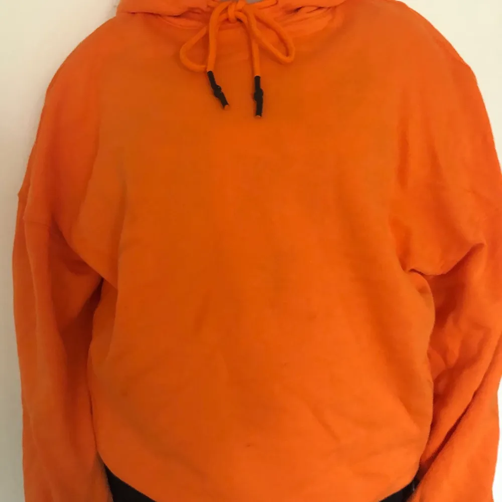 Använd fåtal gånger! Orange hoodie från H&M i strl s men den är oversize.. Hoodies.