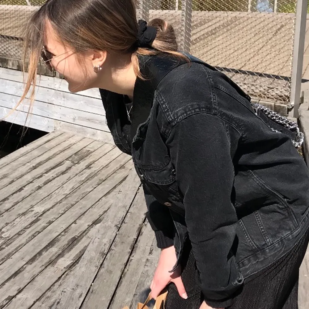 Jag säljer min svarta/gråa lite oversized jeansjacka. Den är från lager 157 men finns ej kvar i sortimentet. Storlek M! 💖. Jackor.