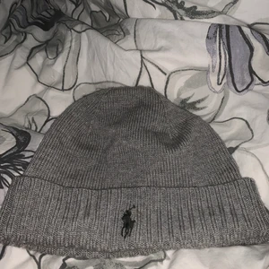 Mössa  - En mössa från raphl lauren, använd ett fåtal gånger. Säljer på grund av att jag inte använder den längre