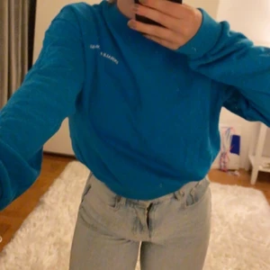 SWEATSHIRT  - Fin blå sweatshirt från H&M med vit liten text på vänster sida💙 Tröjan är storlek XS men sitter som en XS/S. Den passar till det mesta men är såklart en liten annorlunda färg 🤍 den är nyskick och använd ca 1 gång… köptes för 129kr men säljer för 40kr + Frakt 