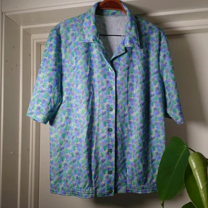 Vintageblus - Vintageblus i silkeslent material och muddar nertill🍒