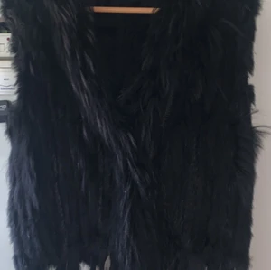 Äkta pälsväst storlek 36  - Använd cirka 3 gånger så den är som ny köpt i Köpenhamn. Nytt pris är 1500 kr 