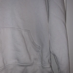 Bikbok hoodie - Helvit hoodie från bikbok❤️ lite nopprig annars bra skick