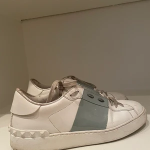 Valentino sneakers - Valentino sneakers med grå/turkos detaljer. Varsamt använda! Storleken är 39, mitt pris är 2000kr! 